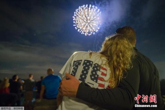 美国加州民众清凉夏装滑雪迎独立日|独立日|滑