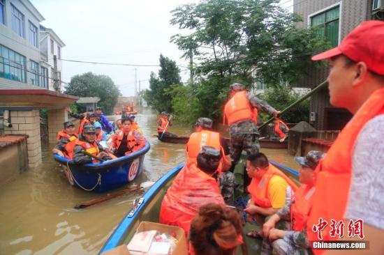 　　6月26日，受持续暴雨影响，浙江兰溪汛情严重，浙江省绍兴军分区迅速集结越城区柯桥区诸暨市应急分队，跨区救援兰溪。中新社发 夏先龙 摄