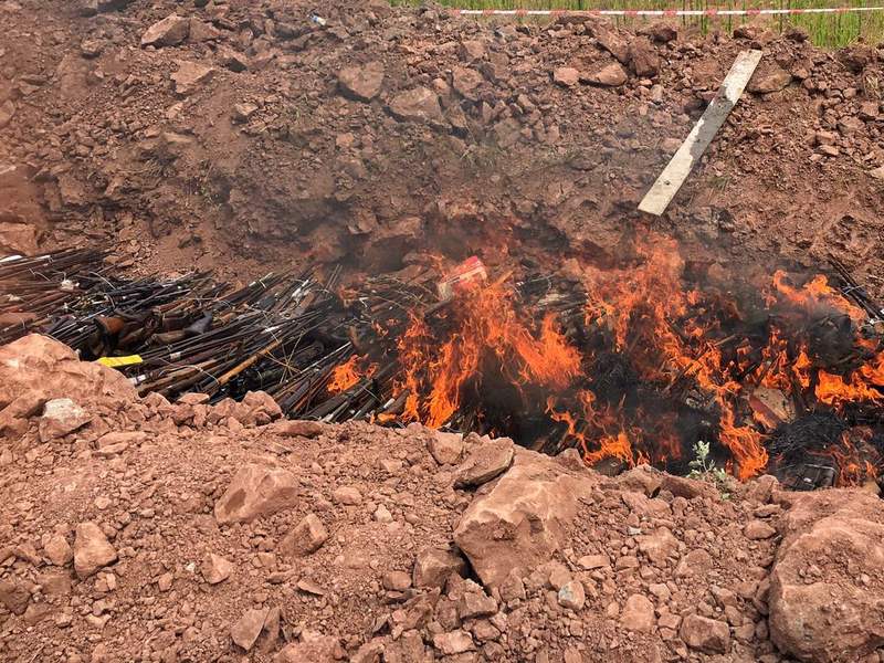 重庆警方集中销毁非法枪支、弩、管制刀具等危