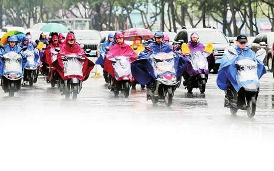 连续降雨给出行市民带来未便