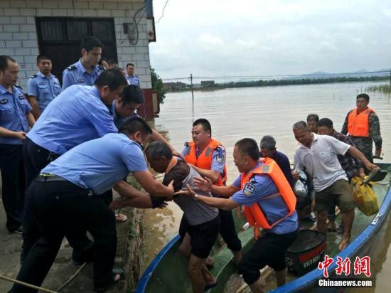 湖南湘乡众志成城抗洪灾。连日来，当地干部群众众志成城、全力以赴抗洪救灾，谱写了一曲曲感人的英勇抗洪赞歌。救援职员搀扶老人上岸。 湘乡市委宣传部供图