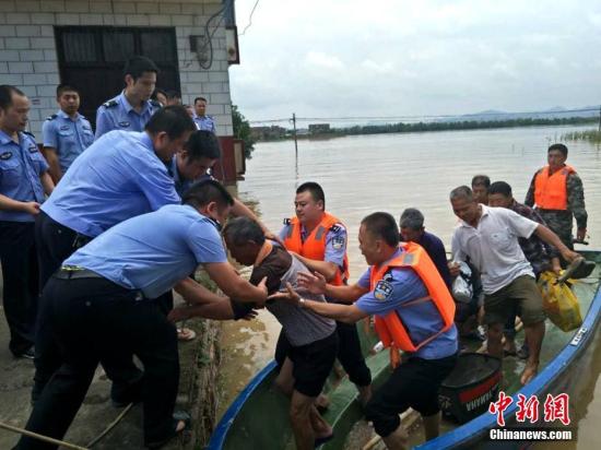 湖南湘乡众志成城抗洪灾。连日来，当地干部群众众志成城、全力以赴抗洪救灾，谱写了一曲曲感人的英勇抗洪赞歌。救援人员搀扶老人上岸。 湘乡市委宣传部供图