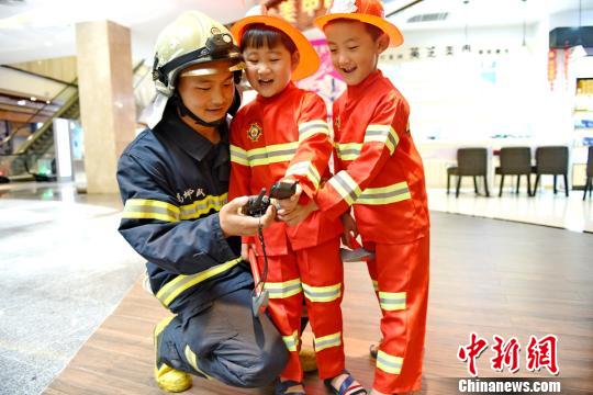 四川南充萌娃化身小小消防员首秀萌cry