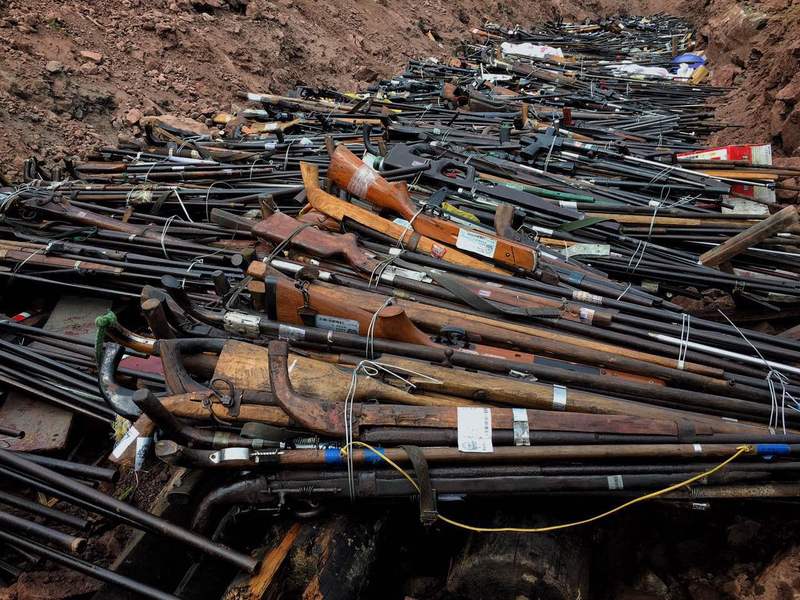 重庆警方集中销毁非法枪支、弩、管制刀具等危