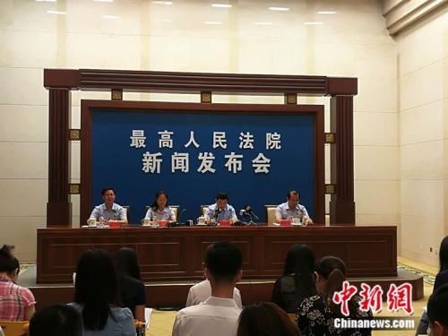 3日上午，最高人民法院举行首批员额法官宪法宣誓运动，并举行公布会，转达人民法院司法责任制等综合革新试点事情的有关情形。中新网记者 张尼 摄