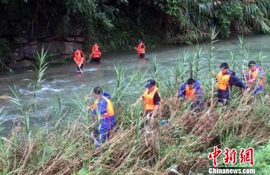 3日，当地搜索救援小组共110人继续沿山上、山下河流周边对失联职员及遗失物品举行征采。14时30分，征采队员发现第3名罹难者遗体。　何锦成　摄