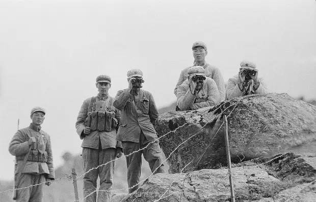 1967年中国军队官兵在视察乃堆拉山口的印军运动。
