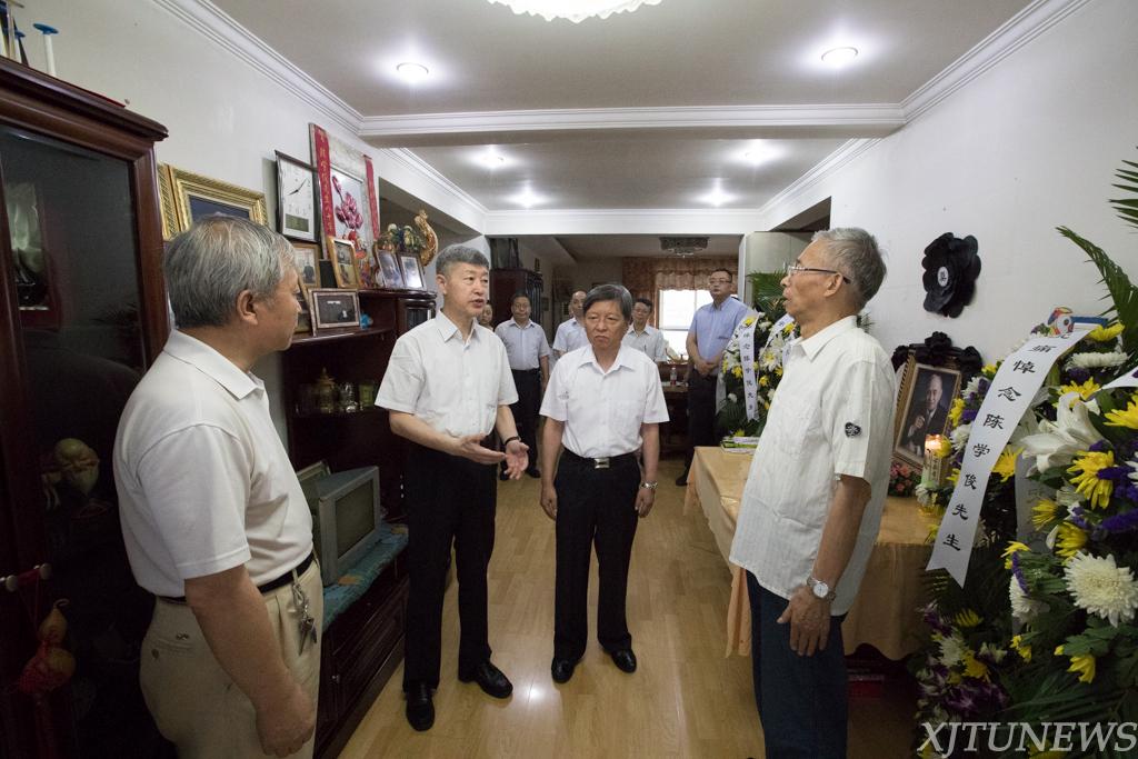 张迈曾书记、王树国校长赴家中悼念陈学俊院士