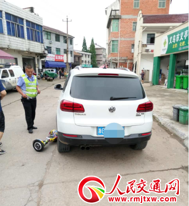 平衡车违规上路 与汽车发生碰撞|交通事故|平衡