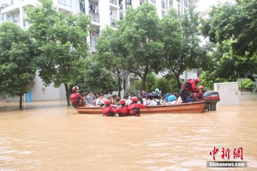 7月3日，广西桂林市旅游学院宿舍楼发生内涝，学校近5000名学生因聚集在宿舍复习被困。中新社记者 王洋洋 摄