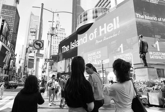  强征劳工真相广告出现在纽约时报广场。