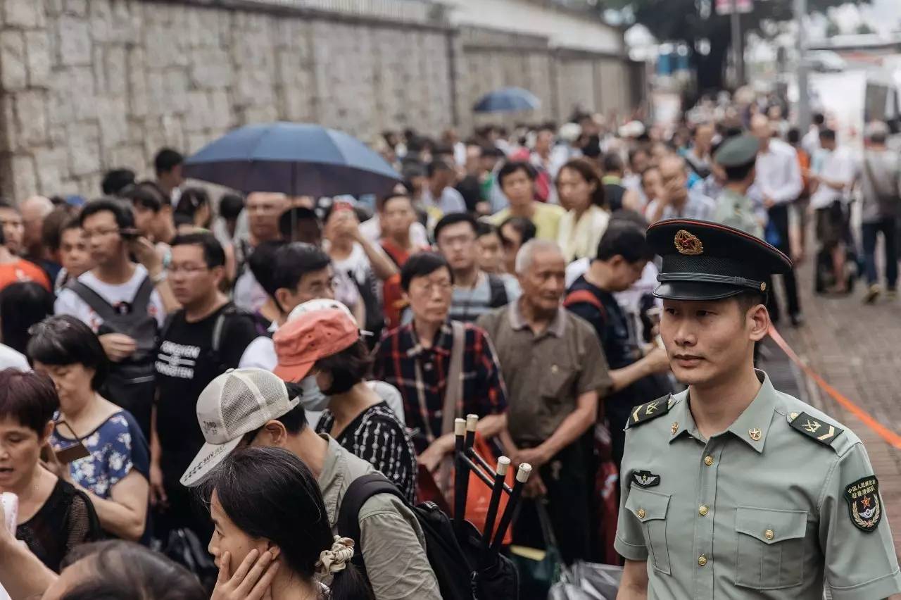 △辽宁舰参观券发放 香港市民排队取票/图自视觉中国