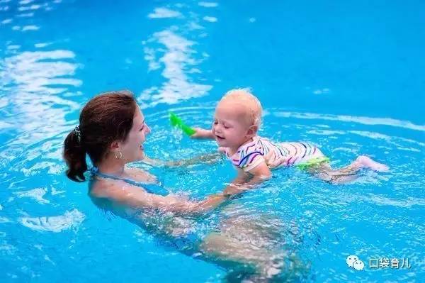简单易学,只用5步,宝妈就可以教会宝宝游泳啦
