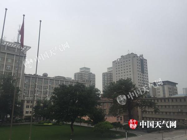 今晨，北京海淀区上空云层较厚。