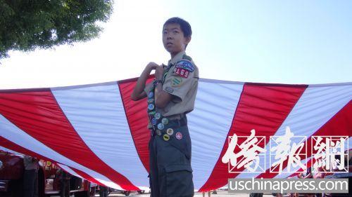 华裔童子军一身荣誉勋章,走在游行队伍的最前面。(美国《侨报》/记者高睿 摄)