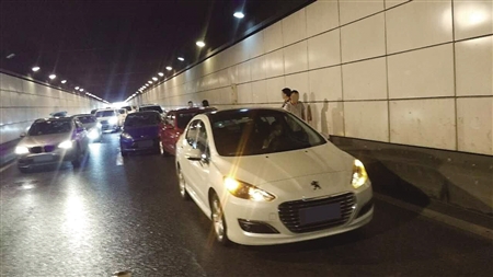 突降暴雨 四车追尾