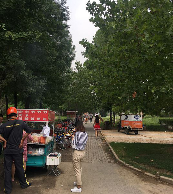 乐视总部大堂遭债主躺地讨债 招聘网站开大巴