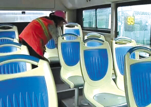 公交车保洁员清扫了近一小时，车辆因消毒停运一天
