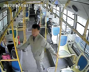 乘客的不文明行為，給公交車保潔員帶來了不小的困擾 視頻截圖
