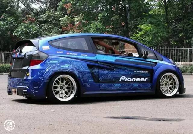 本田飞度爆改兰博基尼外观,