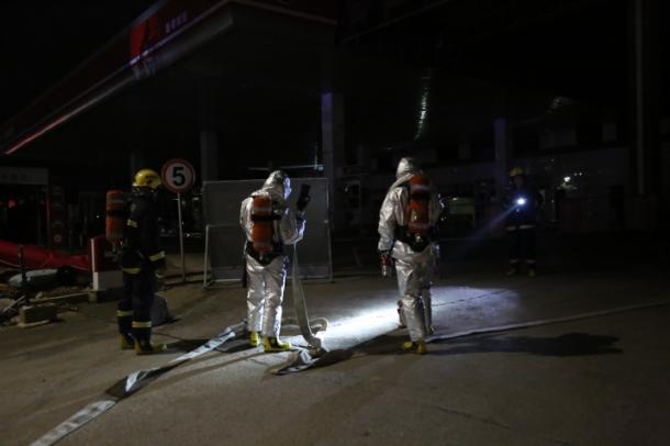 广西贵港一加油站发生油管漏油 多部门联合处