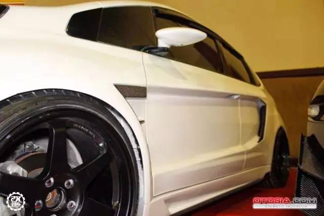 本田飞度爆改兰博基尼外观,