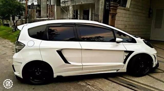 本田飞度爆改兰博基尼外观,