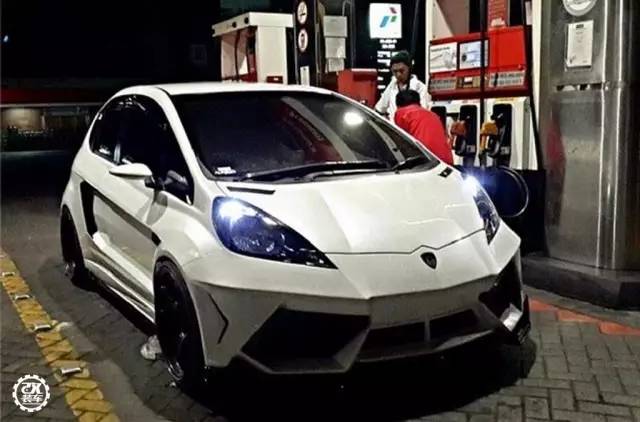 本田飞度爆改兰博基尼外观,