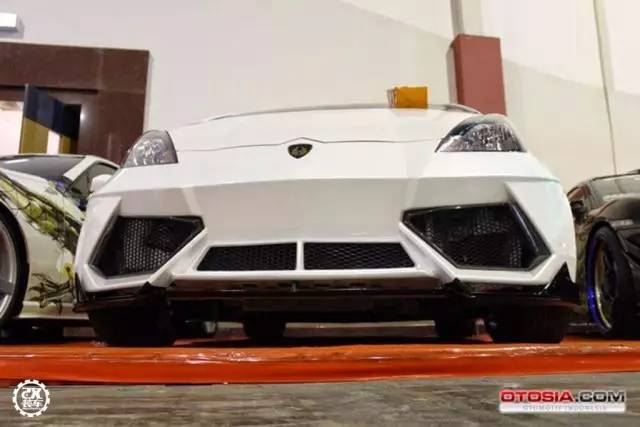 本田飞度爆改兰博基尼外观,