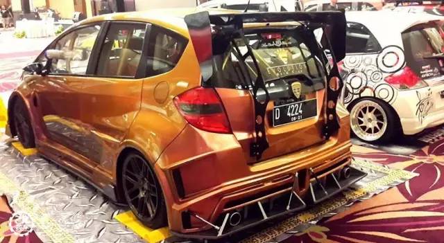 本田飞度爆改兰博基尼外观,