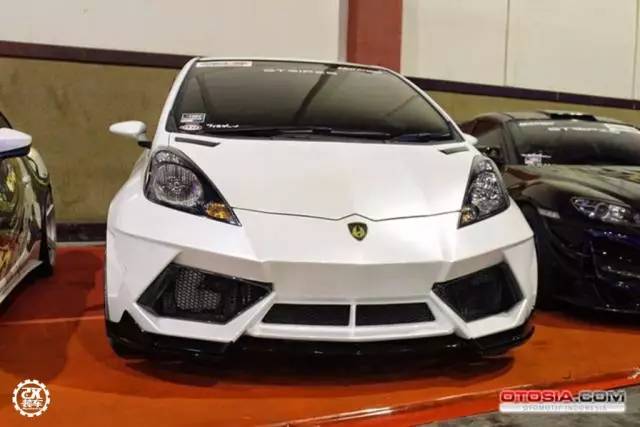 本田飞度爆改兰博基尼外观,