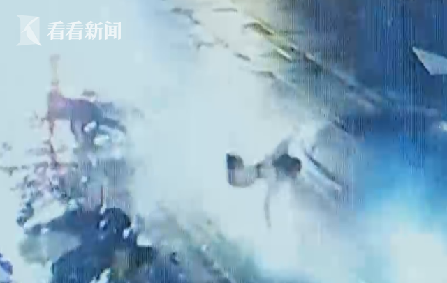 视频｜两分钟内两次车祸 幸运司机与死神擦肩而过