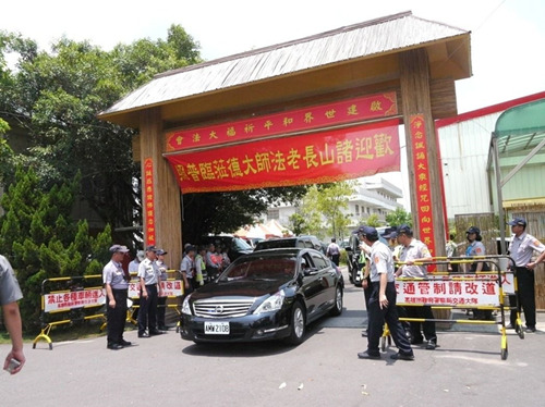 蔡英文参访光德寺，直接从停车场进入法会现场。（图据台湾联合新闻网）