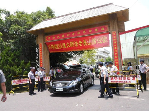 蔡英文参访光德寺，直接从停车场进入法会现场。（图据台湾联合新闻网）