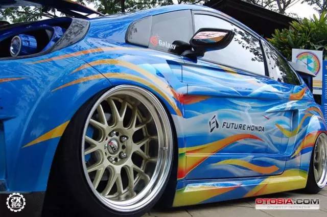 本田飞度爆改兰博基尼外观,