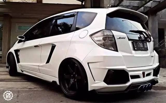 本田飞度爆改兰博基尼外观,