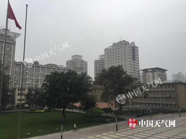 今晨，北京海淀区上空云量较多，天气阴沉。