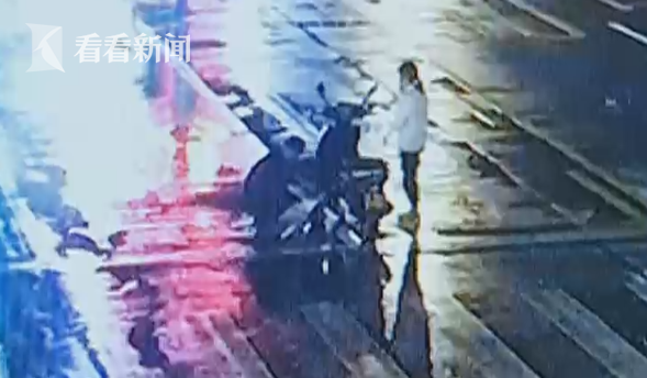 视频｜两分钟内两次车祸 幸运司机与死神擦肩而过