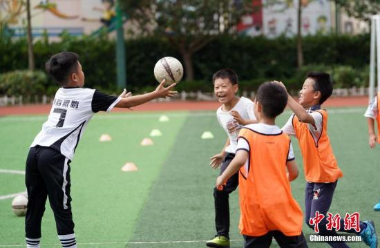 资料图：青岛一群少年进行足球训练。中新社记者 毛建军 摄