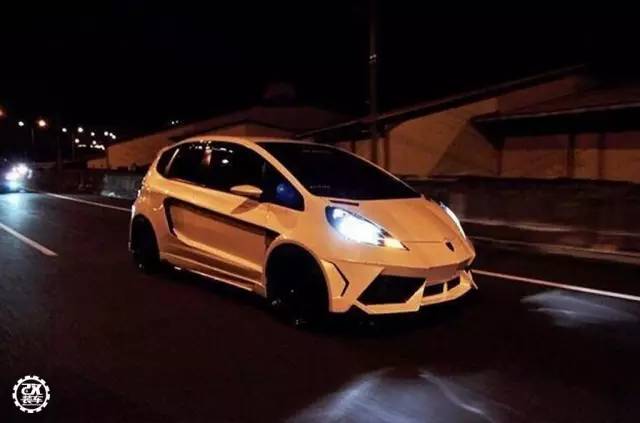 本田飞度爆改兰博基尼外观,