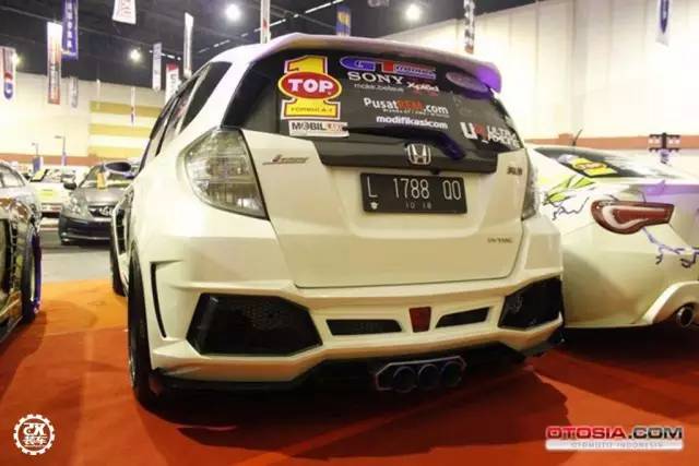 本田飞度爆改兰博基尼外观,