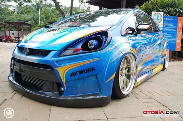 本田飞度爆改兰博基尼外观,