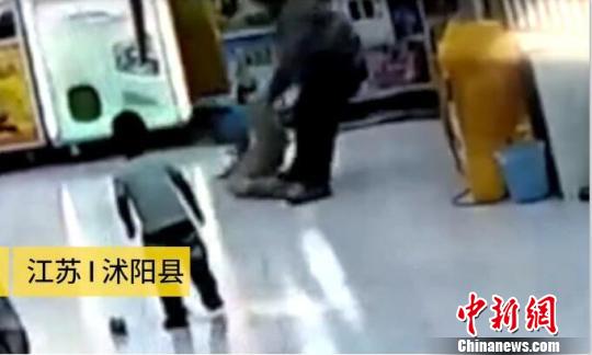 男子抓起女童的一条腿,凌空将女童向墙角摔去。(视频截图)