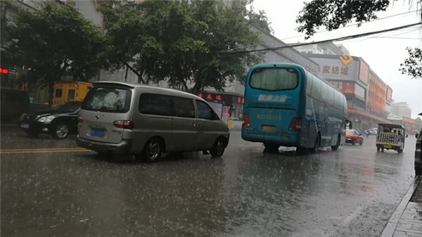 视频|广河高速重大车祸后续:六名伤者暂未脱离