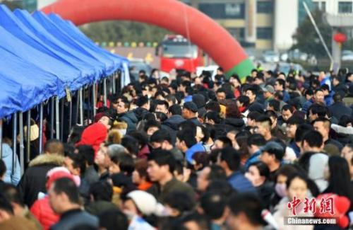图：河北石家庄举办农民工招聘会。中新社记者 翟羽佳 摄