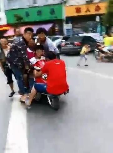 商家为提升销量出奇招 一辆摩托车竟载了9人