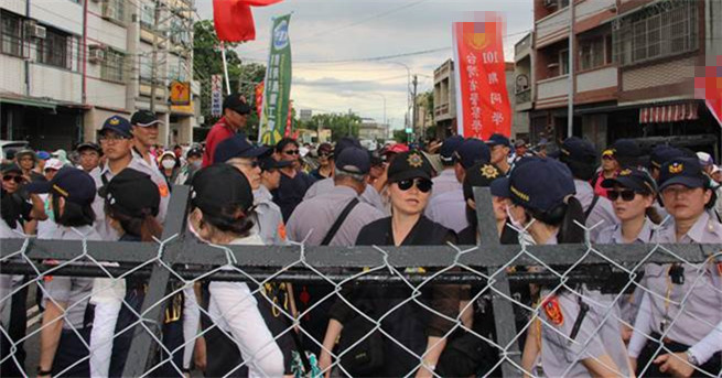 蔡英文到燕巢角宿天后宫参拜，反年改团体在场外集结抗议。（图片来源：台湾“中时电子报”）
