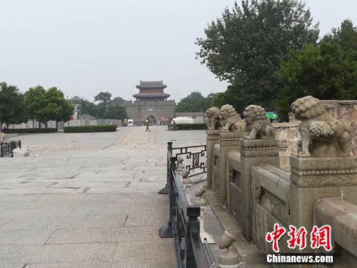 站在卢沟桥上,可以远远看到宛平城。上官云 摄