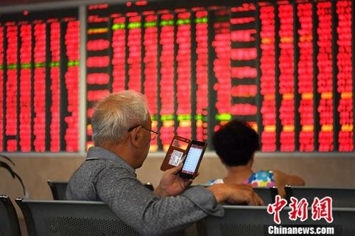 资料图:股民。<a target=\'_blank\' href=\'http://www.chinanews.com/\'>中新社</a>记者 安源 摄
