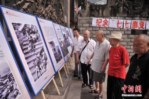 资料图:2014年7月7日,重庆大轰炸经历者和遇难者家属在大轰炸遗址前举行“七七事变”全民族抗战爆发77周年纪念活动。 陈超 摄